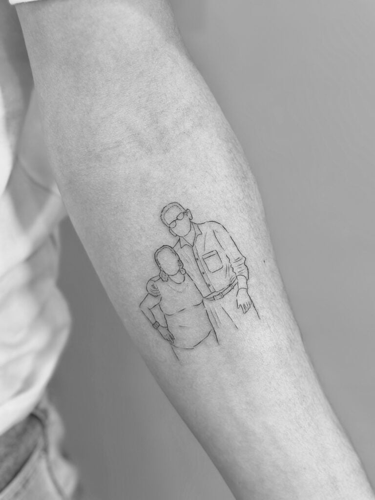 Tatuaje de línea fina de silueta de fotografía familiar en el antebrazo