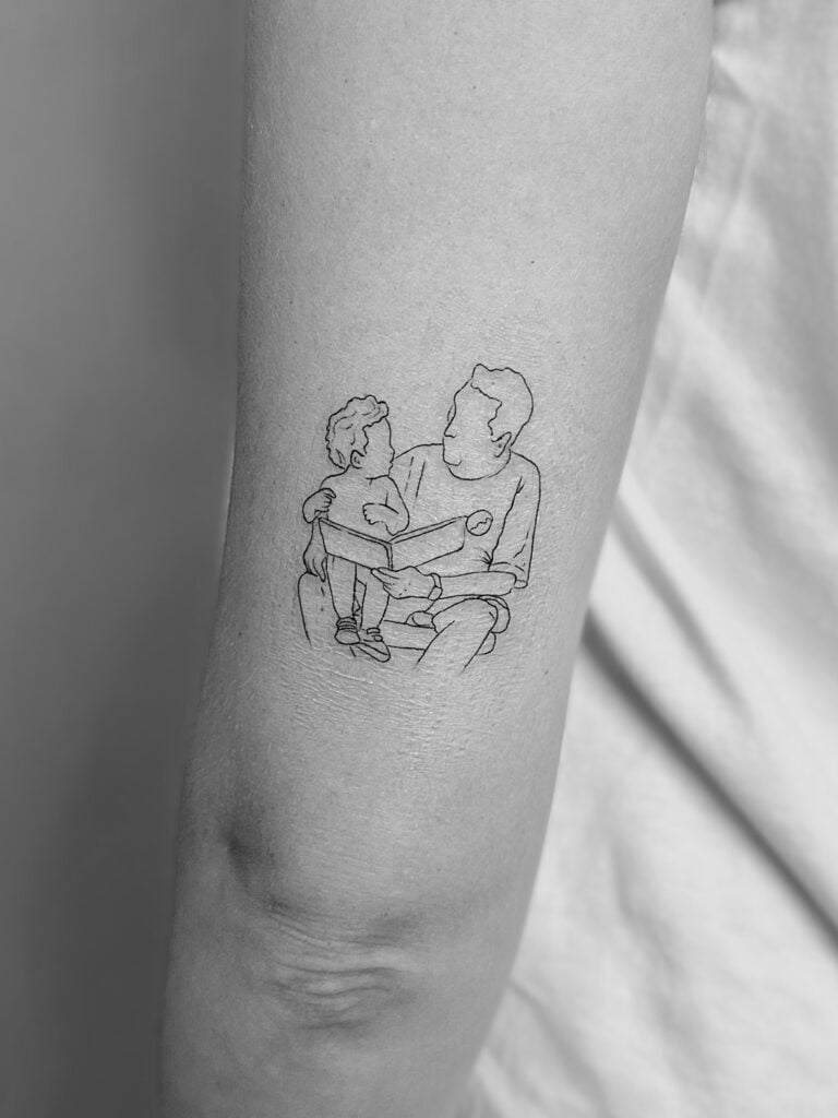 Tatuaje de línea fina de silueta de fotografía familiar en el antebrazo
