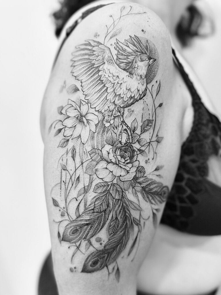 Tatuaje en el hombro de ave fénix