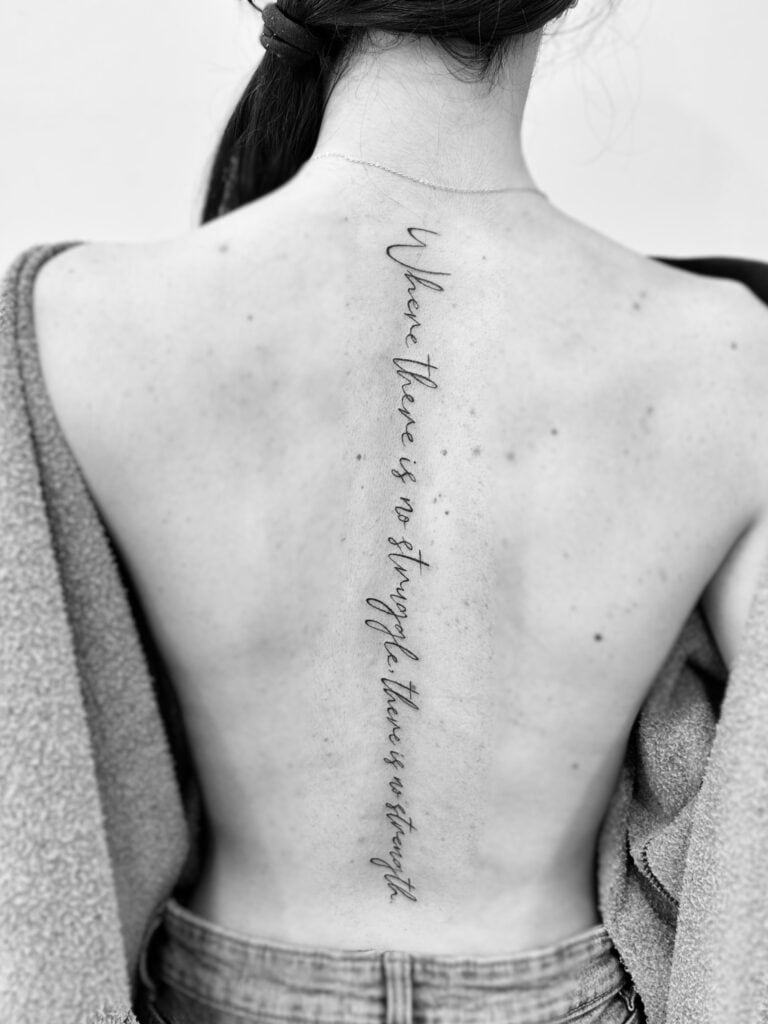 Tatuaje lettering de frase en la espalda