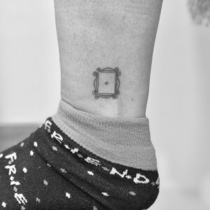 Tatuaje línea fina de serie TV Friends en el tobillo
