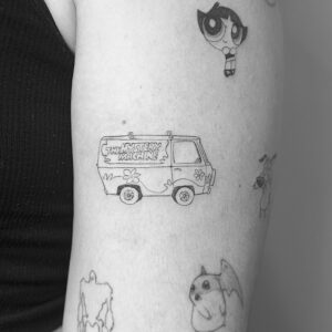 Tatuaje en línea fina de furgoneta de serie de TV