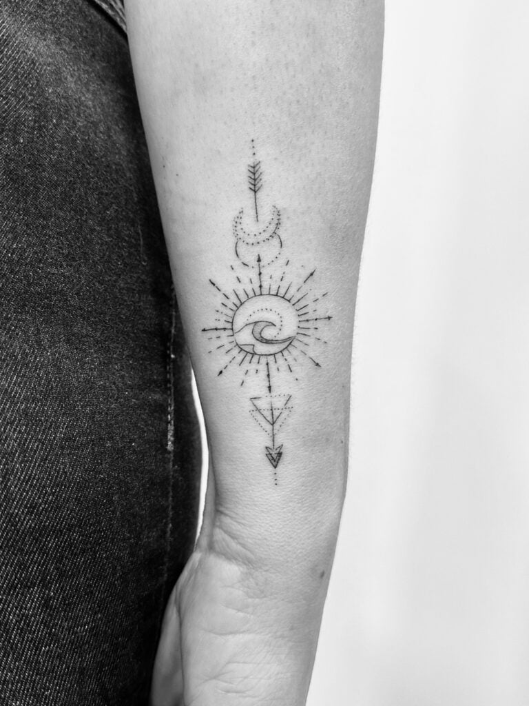Tatuaje de línea fina de combinación de geometrías en la muñeca