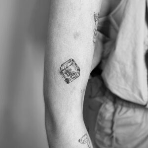 Tatuaje en línea fina de piedra de hielo