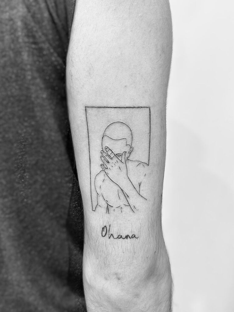 Tatuaje de silueta hombre enmarcado en el brazo