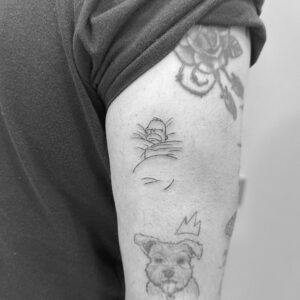 Tatuaje línea fina de Homer Simpson minimalista en el brazo
