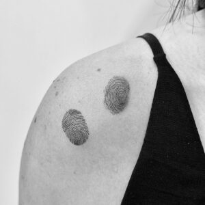 Tatuaje de huellas digitales en el hombro