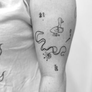 Tatuaje línea fina de líneas abstractas en el brazo