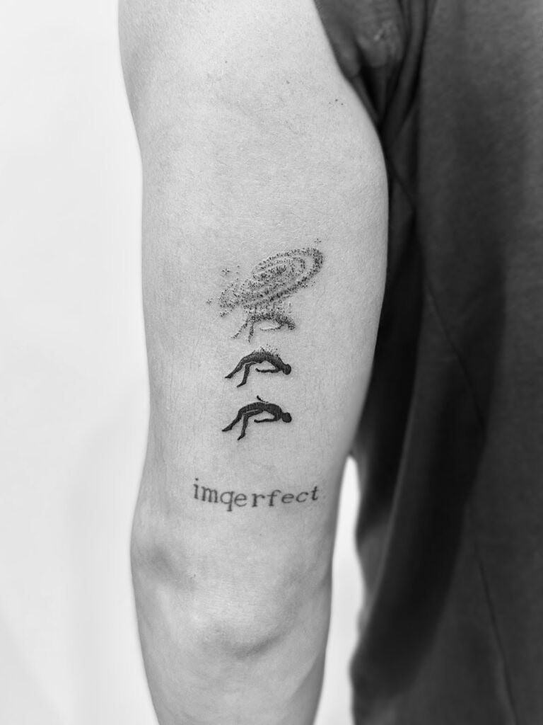 Tatuaje de línea fina de silueta de hombre cayendo con palabra en el brazo