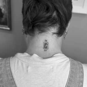 Tatuaje de interruptor en la nuca