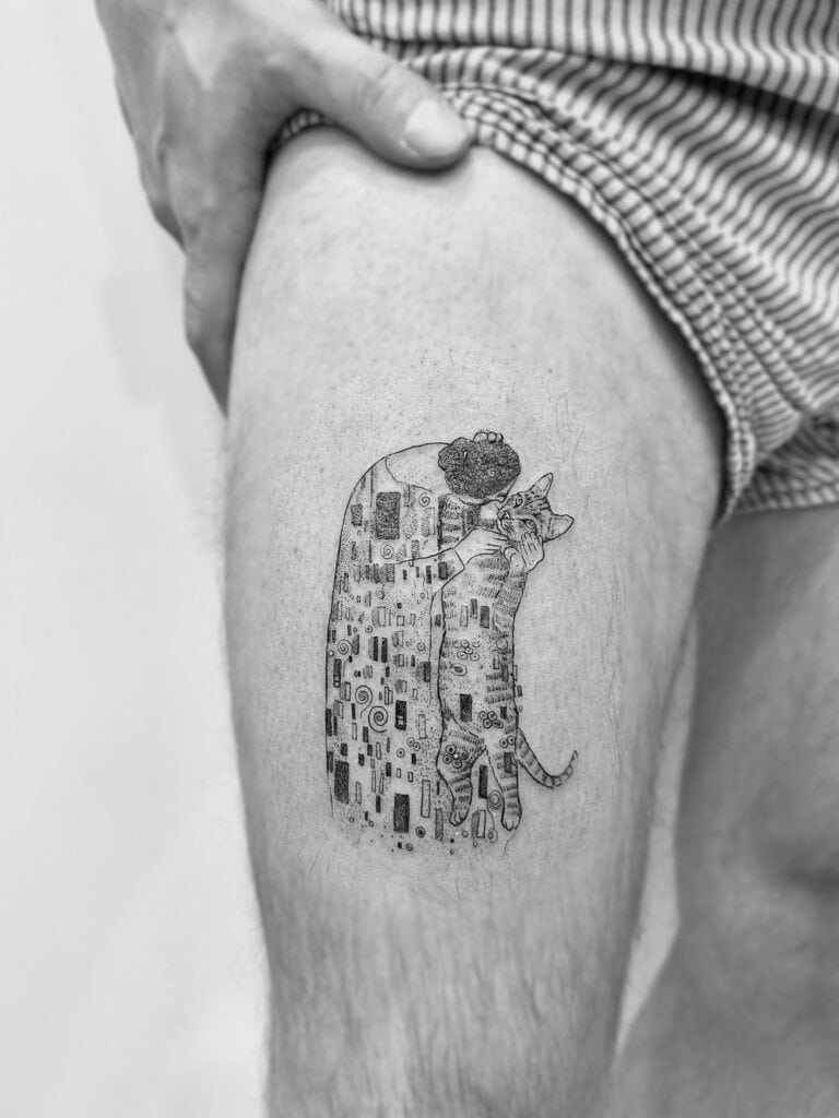 Tatuaje en línea fina en muslo de pintura de Klimnt con gato