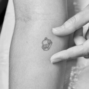 Micro tatuaje de lata de sardinas en antebrazo