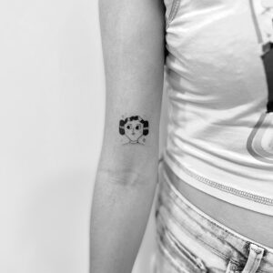 Tatuaje de personaje de película Star Wars en brazo