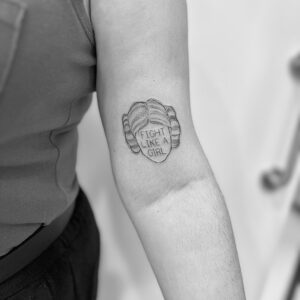 Tatuaje de línea fina feminista de personaje de película Star Wars en brazo