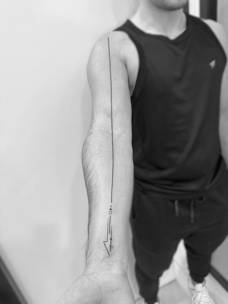 Tatuaje grande de línea larga en el brazo