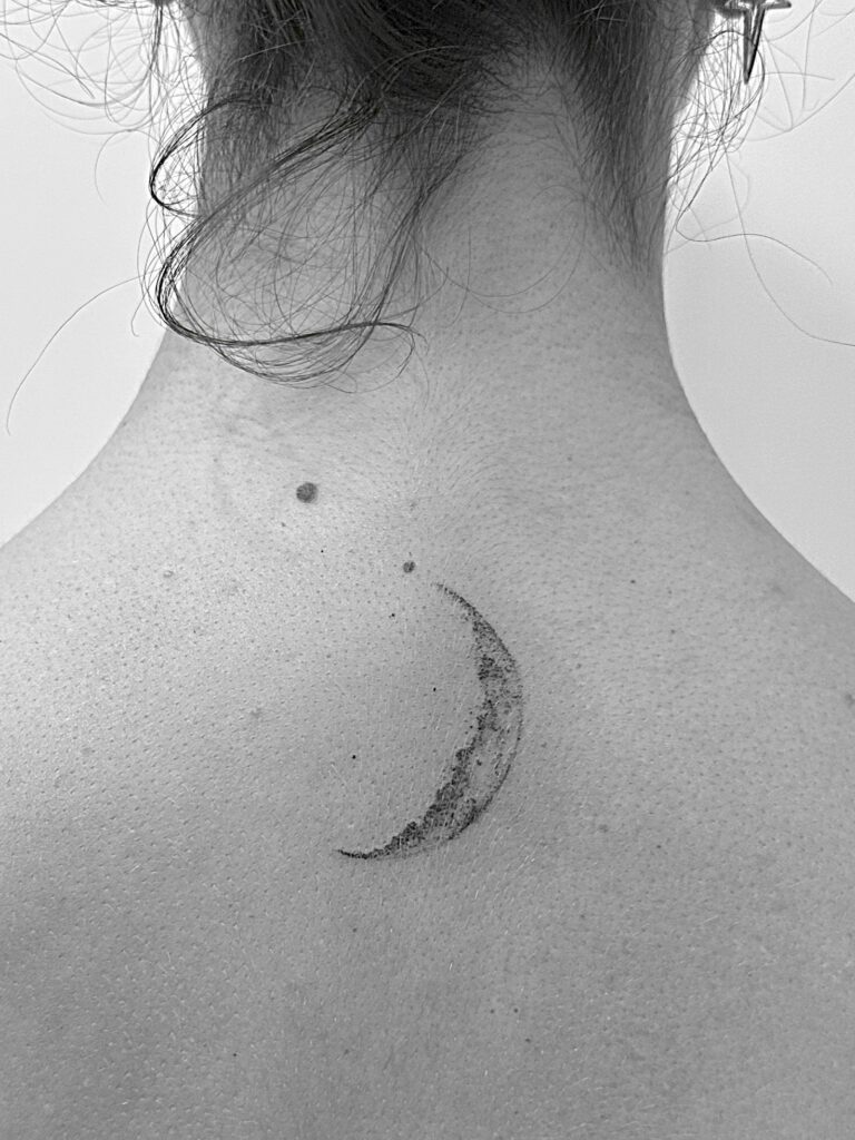 Tatuaje minimalista de la Luna en la espalda