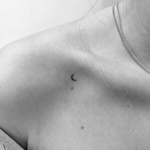 Micro tatuaje de luna en clavícula