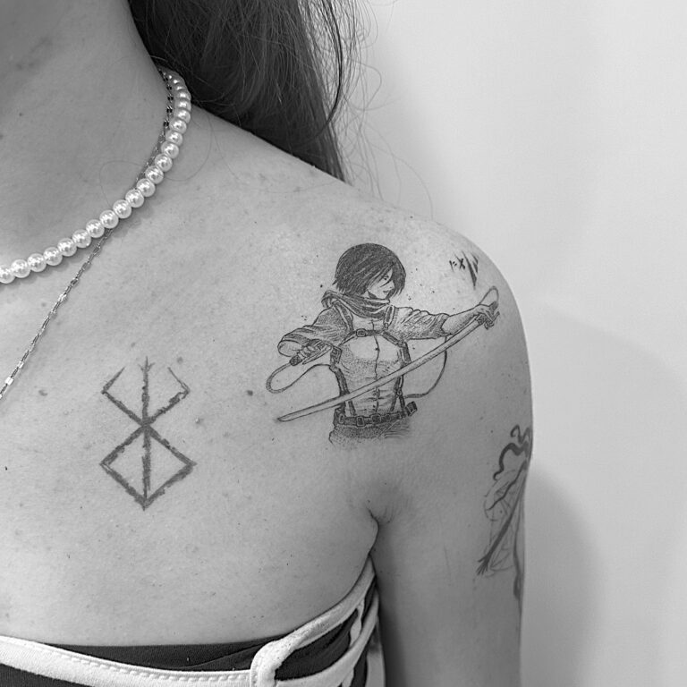 Tatuaje de línea fina de personaje de manga en el hombro