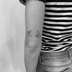 Tatuaje línea fina de manos, fotografía, en el brazo