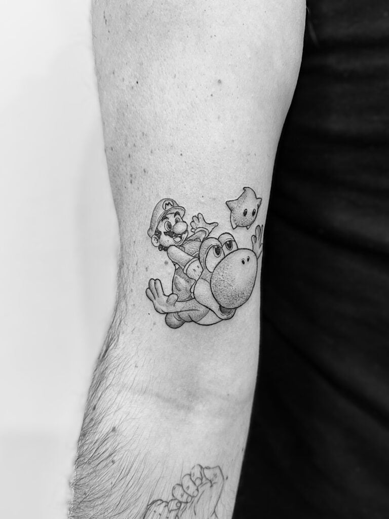 Tatuaje de línea fina de personaje de película Mario Bros en el brazo