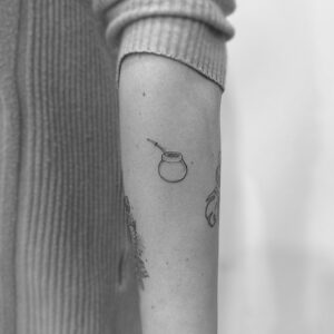 Tatuaje línea fina de un mate en el brazo