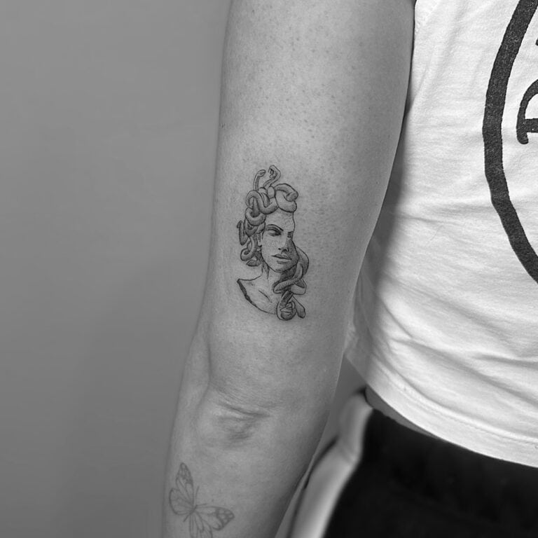 Tatuaje de medusa en el brazo. Mitología