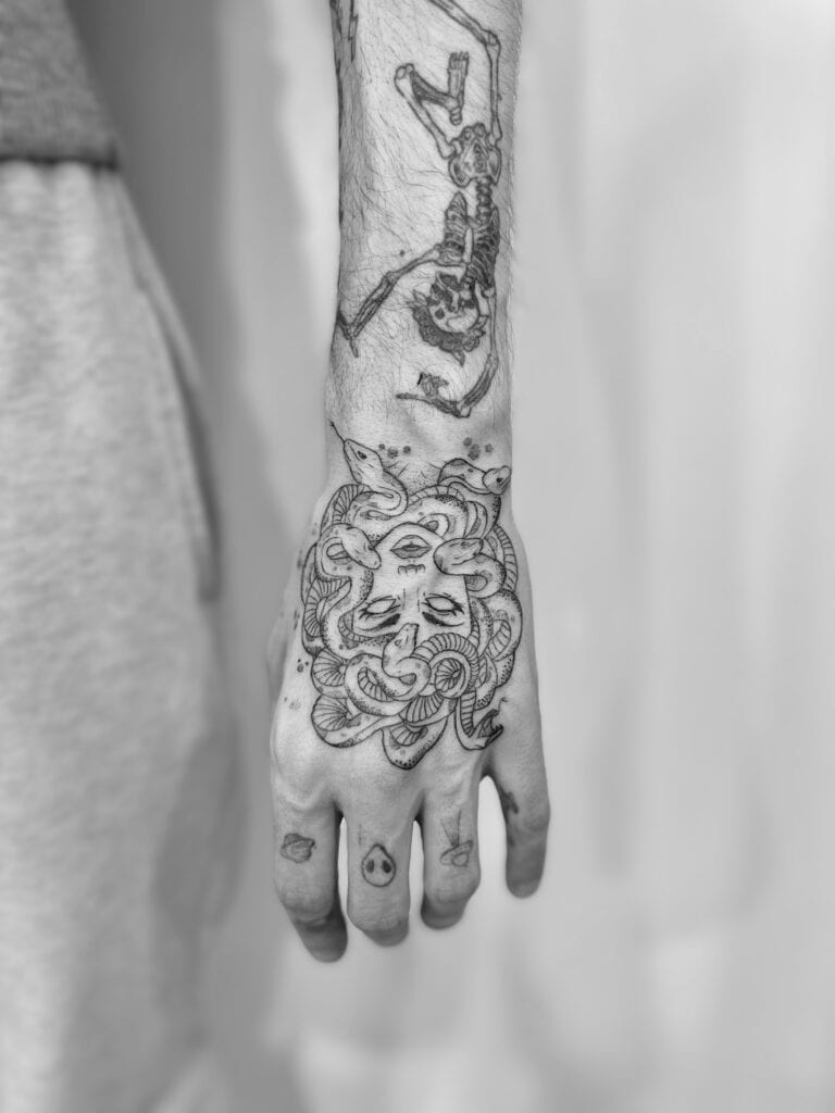 Tatuaje de medusa. Mitología en la mano