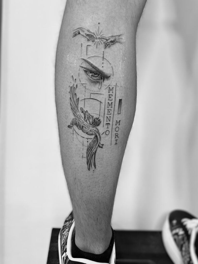 Tatuaje de combinación de elementos geométricos, ángel, ojo y palabras