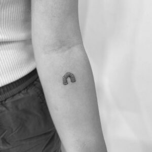 Mini tatuaje de muelle en el antebrazo