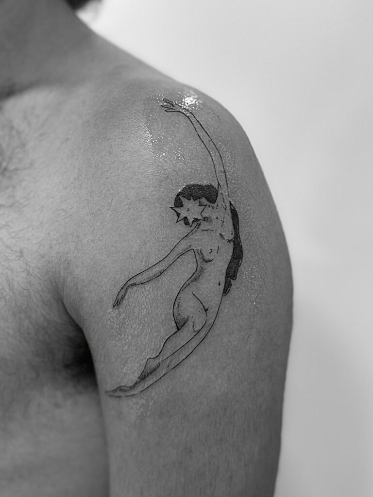 Tatuaje de línea fina de mujer desnuda en el hombro
