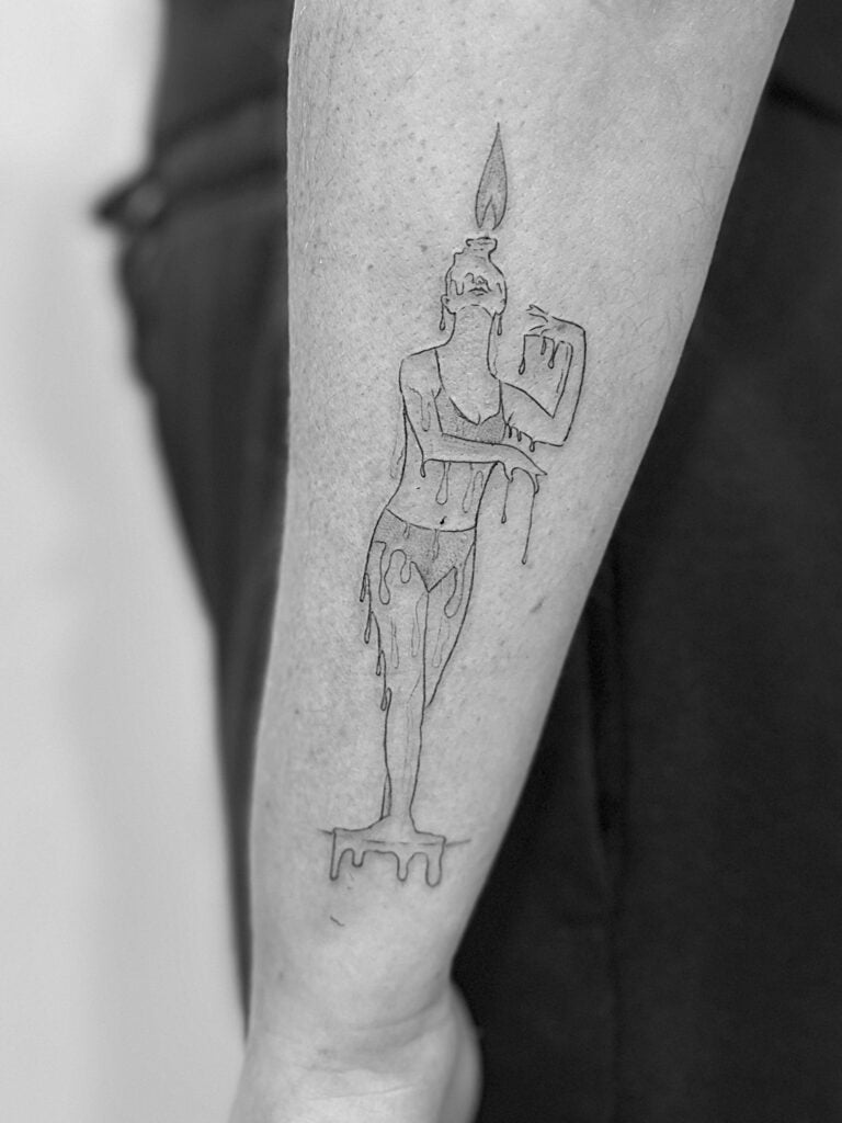 Tatuaje de línea fina de silueta de mujer en el antebrazo