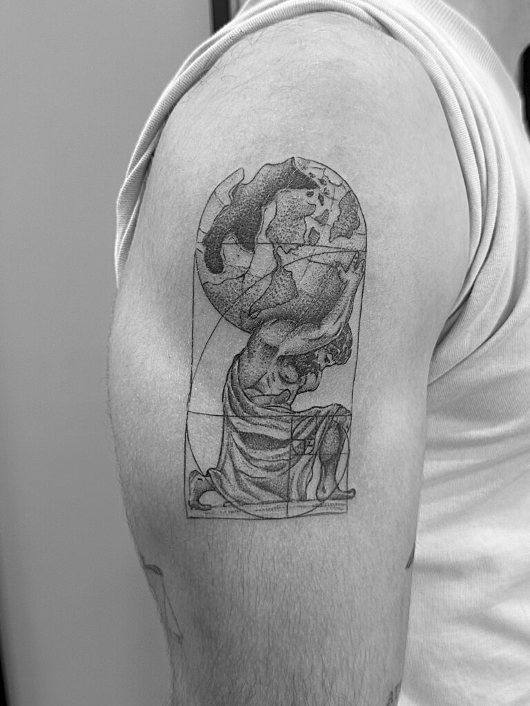 Tatuaje de dios Atlas con bola del mundo en el hombro