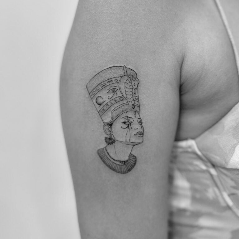 Tatuaje de línea fina del busto de Nefertiti en el brazo. Egipto.