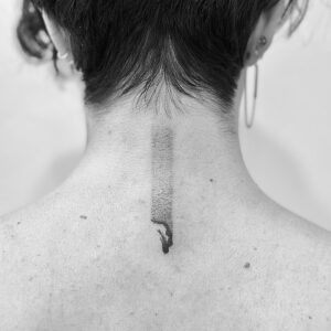 Mini tatuaje de mujer cayendo en la nuca