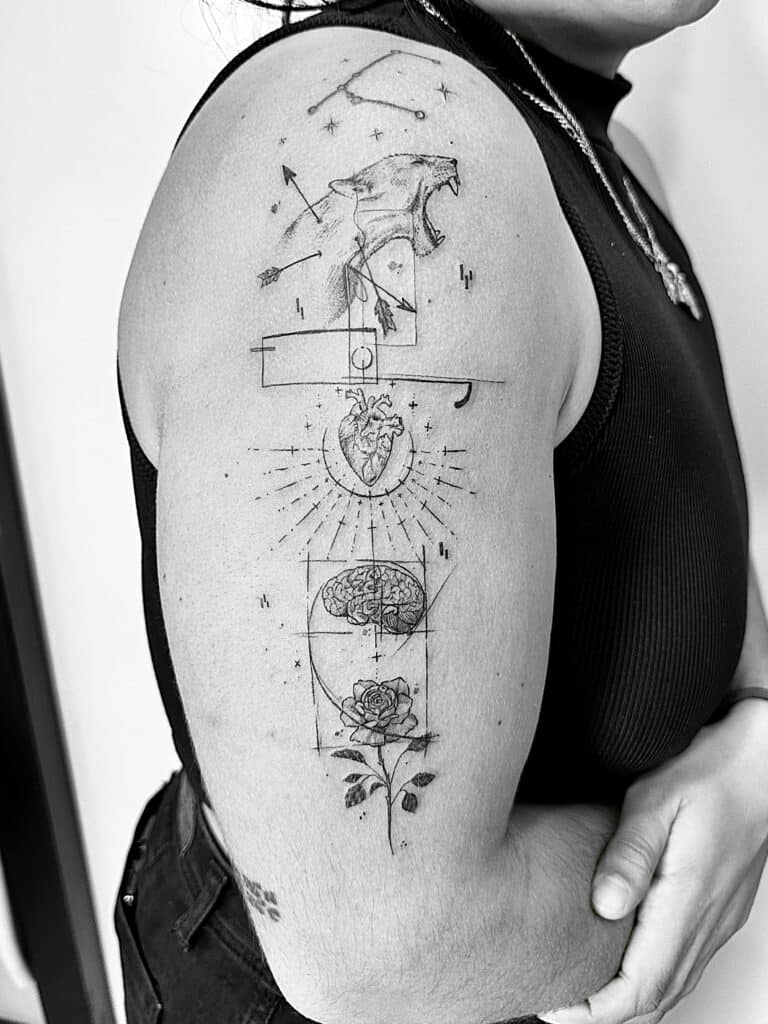 Tatuaje de línea fina del hombro al brazo de combinación de elementos. Leona, corazón, cerebro, rosa.
