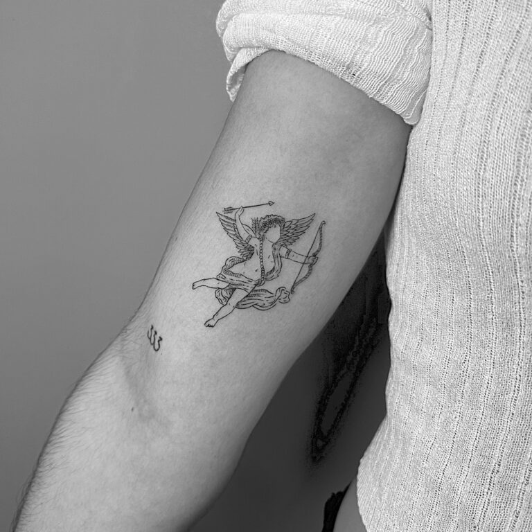 Tatuaje de línea fina de cupido en el brazo