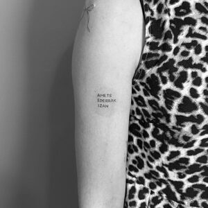 Mini tatuaje de palabras en el antebrazo