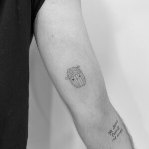 Mini tatuaje de palomitas en el brazo