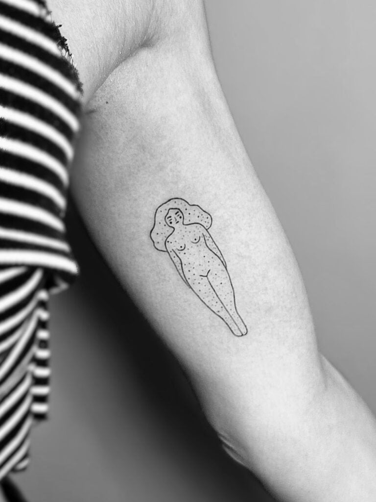 Tatuaje de línea fina de silueta de mujer con pecas en el brazo