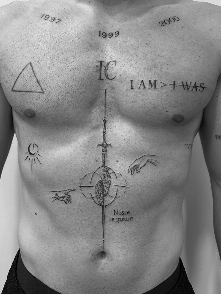 Varios tatuajes de línea fina en el pecho y abdomen.