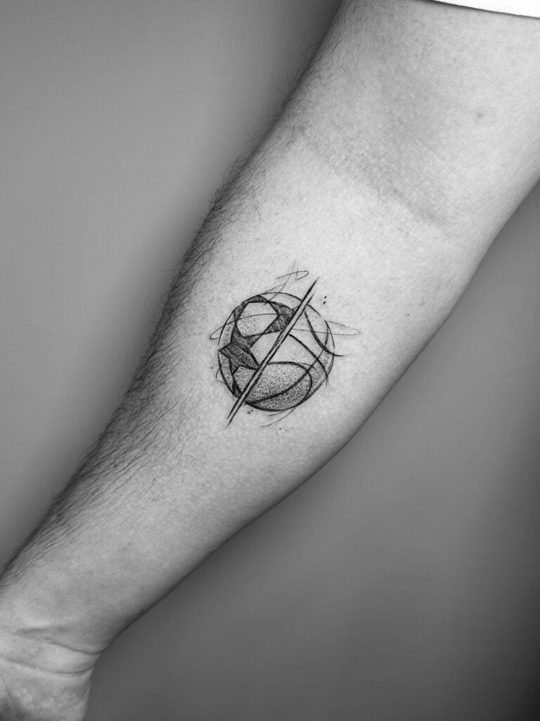 Tatuaje de balón de baloncesto y fútbol en el antebrazo