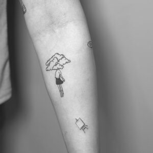 Tatuaje de persona con la cabeza en las nubes en el antebrazo
