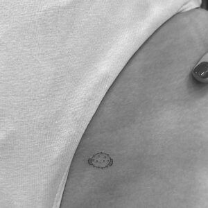 Micro tatuaje de pez globo en la ingle