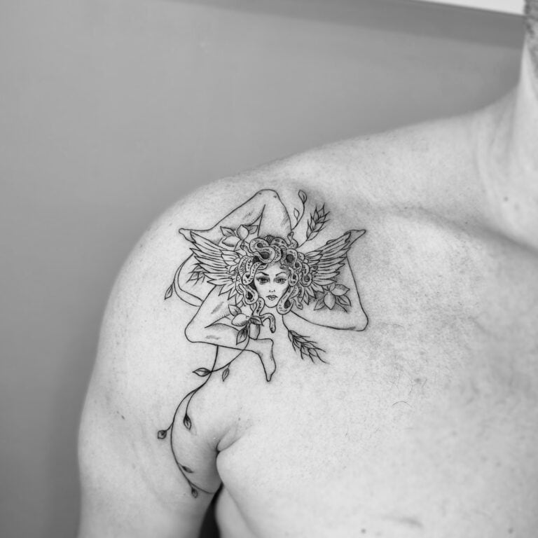 Tatuaje de trisquel, piernas en el hombro