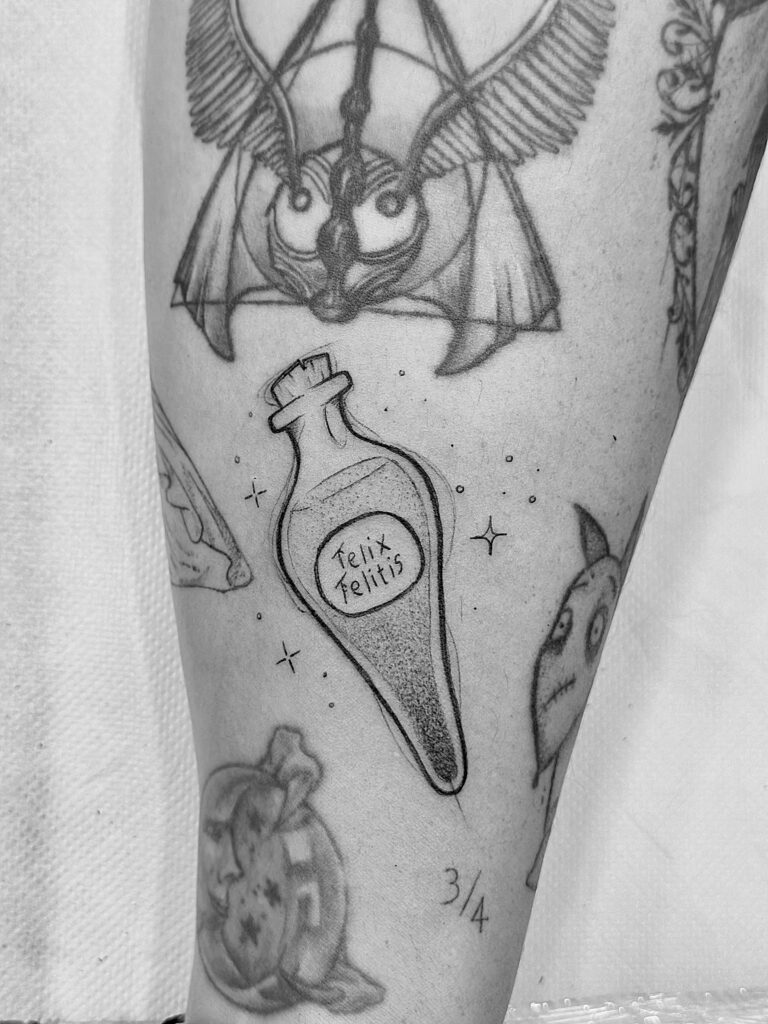 Tatuaje de botellita con poción