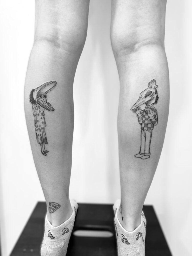 Tatuajes de personajes peculiares en las piernas