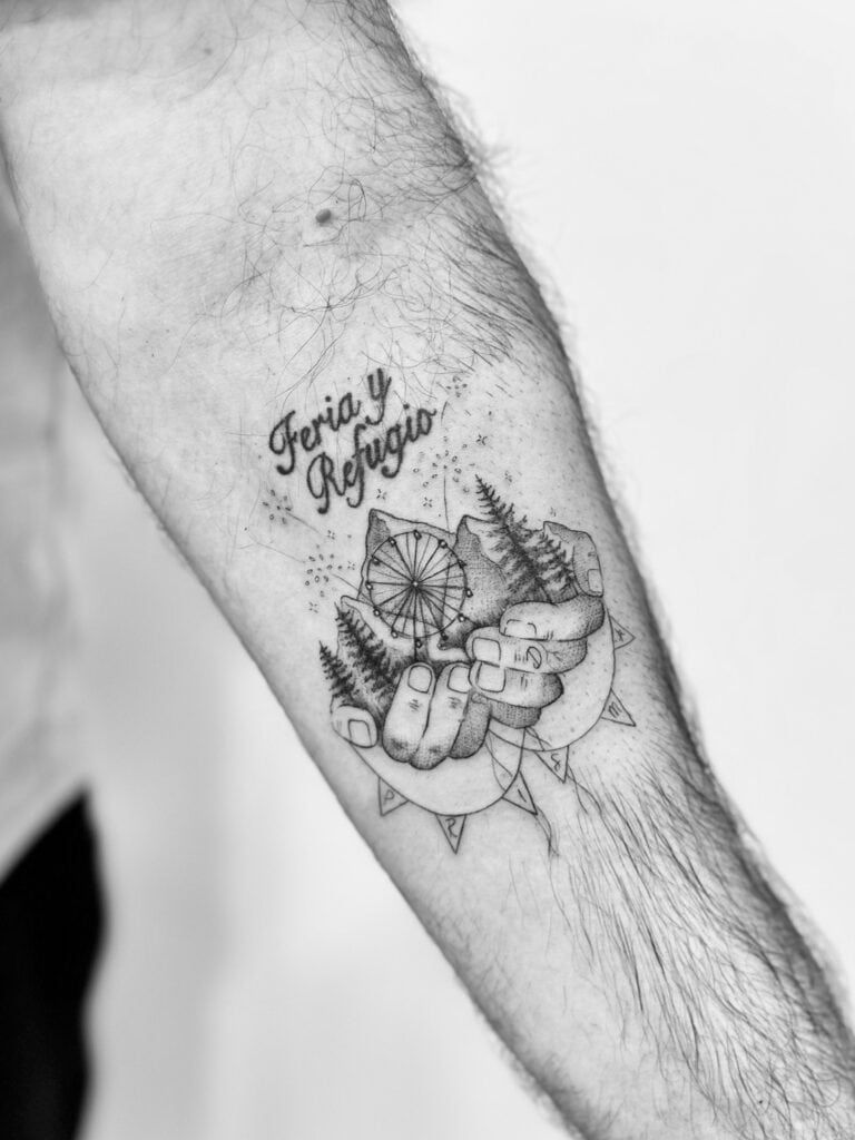 Tatuaje de paisaje refugio en el antebrazo