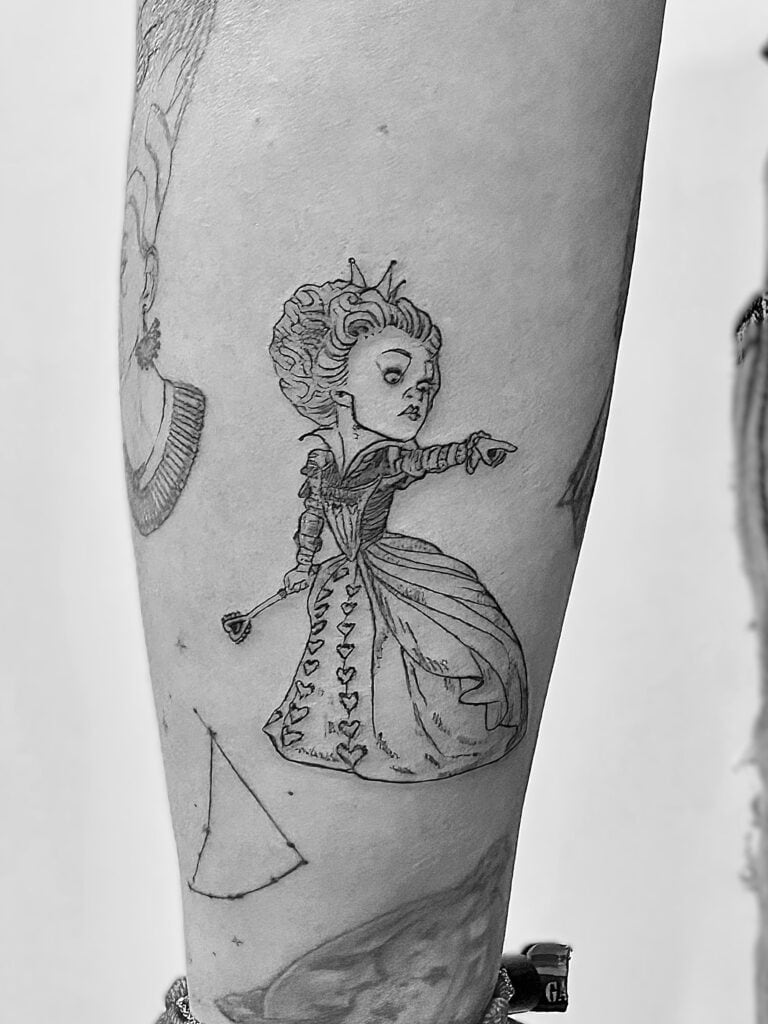 Tatuaje de línea fina de personaje de película Alicia en el país de las Maravillas