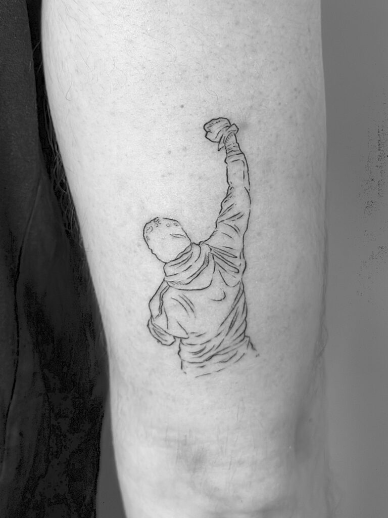 Tatuaje de línea fina de silueta de personaje de película