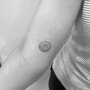 Tatuaje de mini rosquilla Simpsons en el brazo